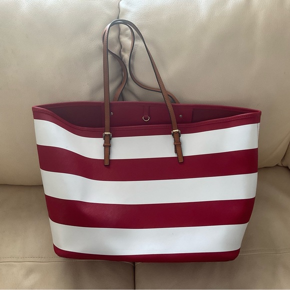 Michael Kors large tote features a stylish blend of functionality and elegance - Picture 3 of 4